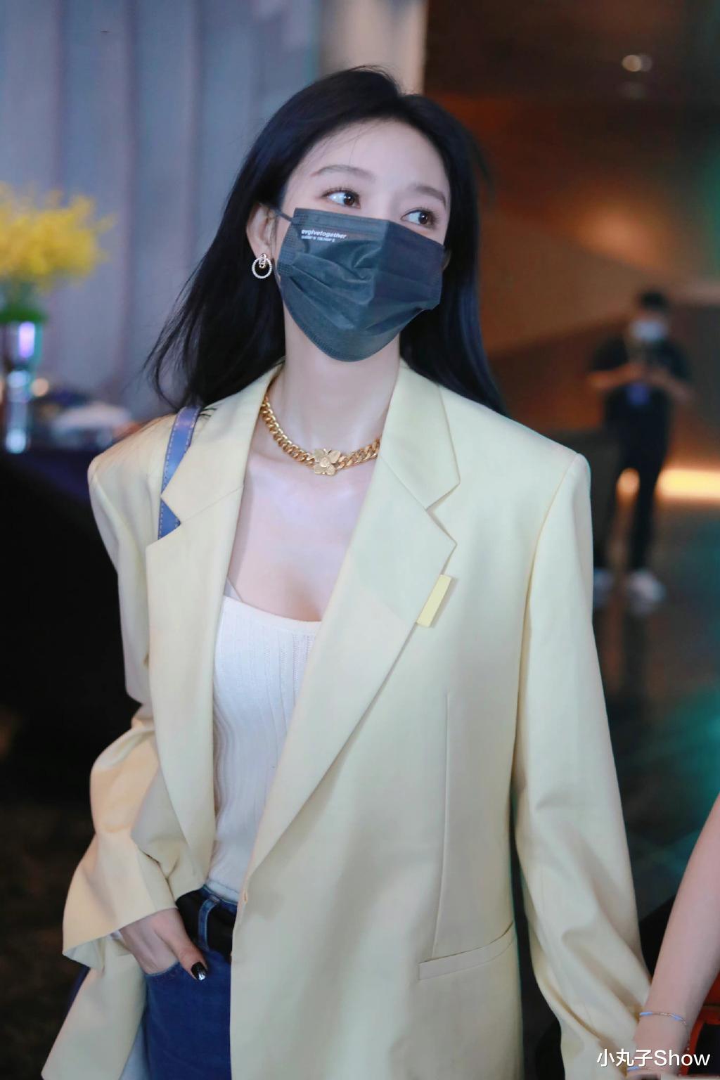 小姐姐|美艳姐妹花！王紫璇、张俪手牵手互动，后一位没露腿居然也没有输