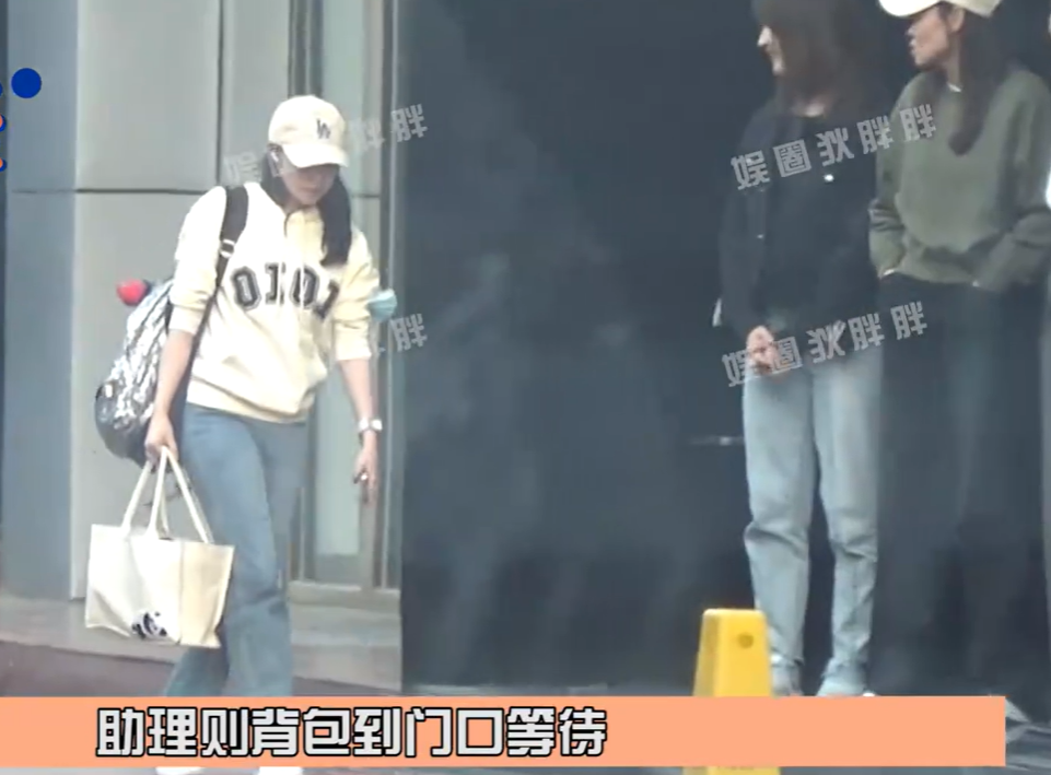 张艺谋|张艺谋开百万豪车上班!一群员工站门口等候,女助理端水杯跟随