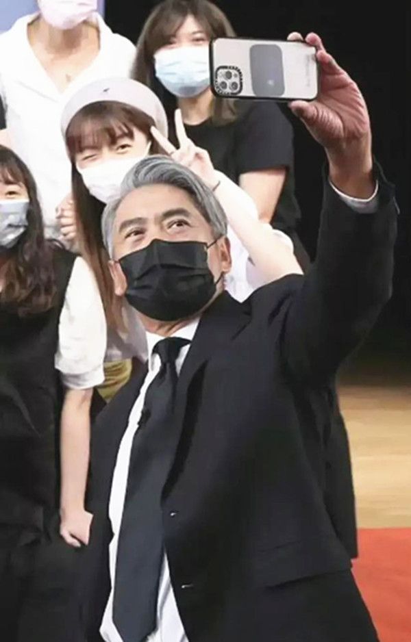 周润发|66岁周润发罕见亮相,穿西装英气不减,和粉丝合影无助理保镖