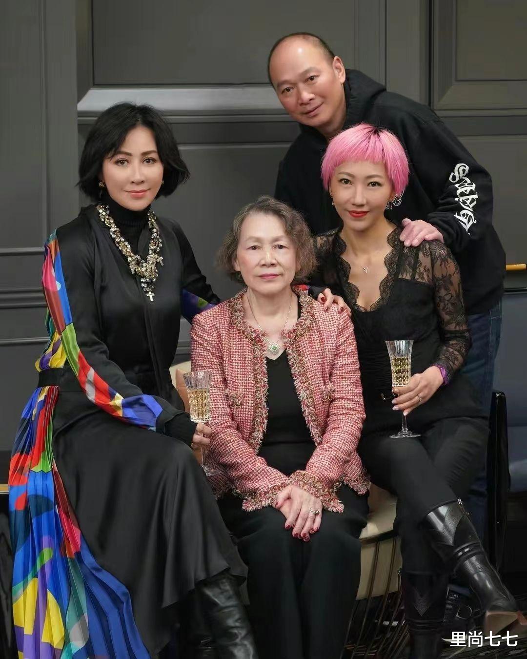 刘嘉玲|刘嘉玲弟媳真够高调的,染粉发打扮性感抢她风头,夫妻同框像女儿