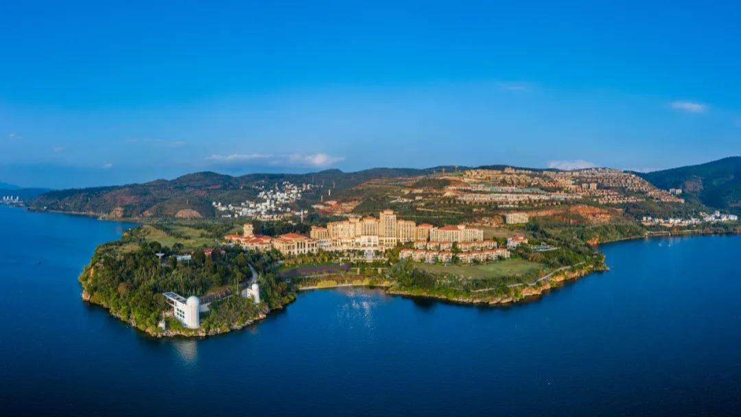 露营|被网红景点“伤”到的年轻人，去冷门县城的五星级酒店躺平