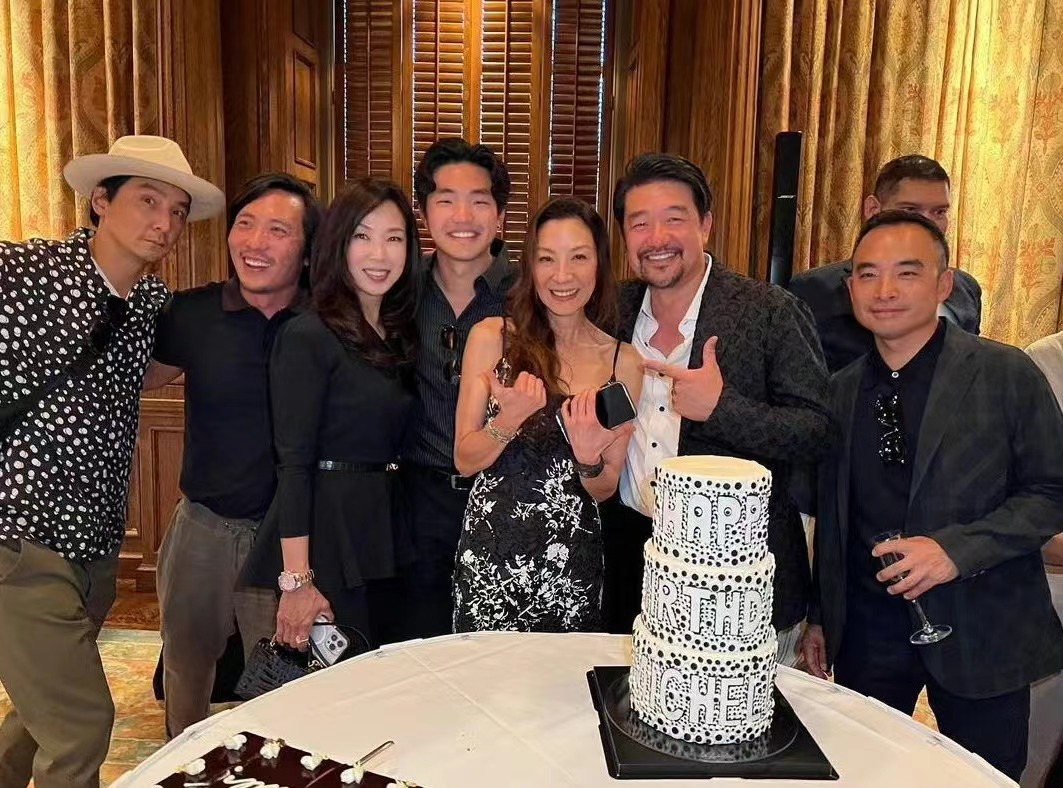 高圆圆|杨紫琼邀富豪大咖庆生！打扮性感紧搂77岁未婚夫，吴彦祖夫妇现身