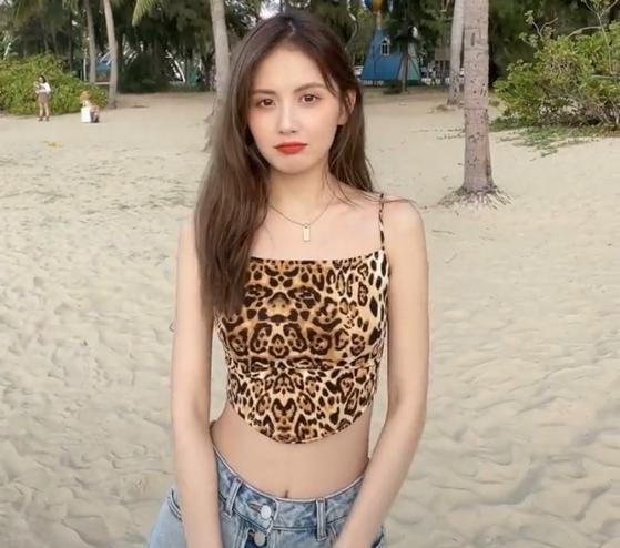 甜仇|甜仇穿豹纹肚兜海滩热舞，笑容甜美肚皮无肥肉，王思聪可惜了