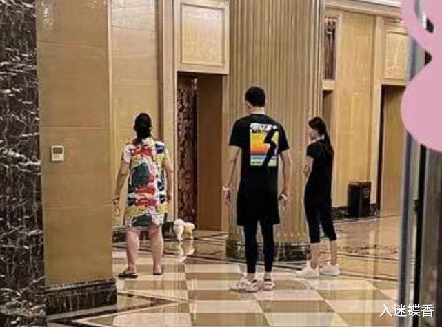 孙杨|公开了！孙杨与张豆豆再同框，陪妈妈一起遛狗