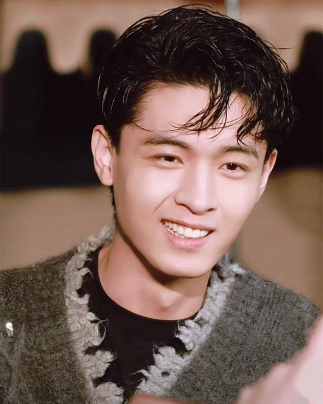 |德云社秦霄贤电影杀青，小粉丝穿过人群要签名，老秦做法令人心暖