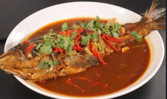 黑龙江一饭店两次给顾客上剩菜,顾客发怒,店家称服务员上错菜了