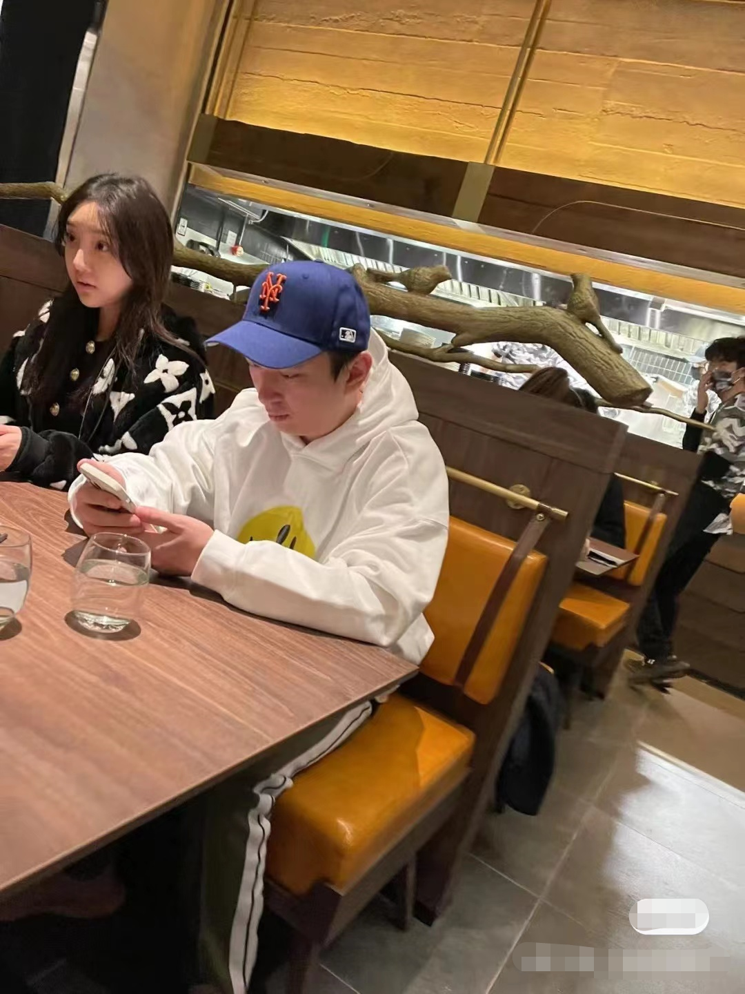 王思聪|王思聪现身成都苍蝇馆，坐一圈美女中神采奕奕，消费30元1斤的鱼