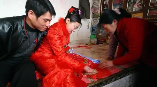 结婚难正在走向“两头婚”，悄然流行意味着什么？你是否能接受？