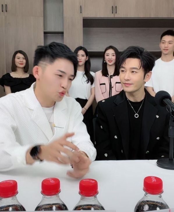 黄晓明|黄晓明与网红衣哥直播带货,被嘲自降身价,网友:这是没钱了吗