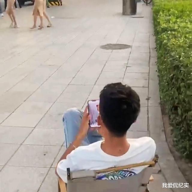 榜一大哥亲临?河南三名主播穿开叉裙跳舞,男子搬小板凳坐旁边看