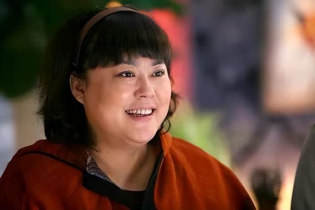 李菁菁|李菁菁外出吃饭被偶遇，与路人搂抱合照态度亲切，胸前大玉坠抢眼