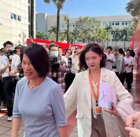 董明珠|曝“董明珠秘书”孟羽童被解雇，带货能力差，网友：只想看你跳舞