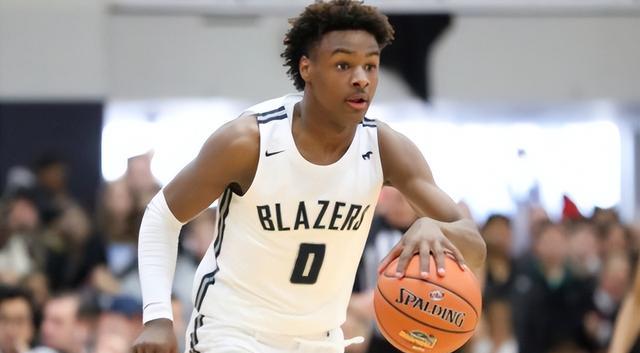 |有先例！NBA詹姆斯儿子被提醒，与女友同居后状态下滑，影响身体