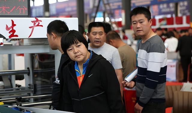 招聘|老员工提出涨薪，厂长却宁可花同样的工资招聘新人，原因很现实