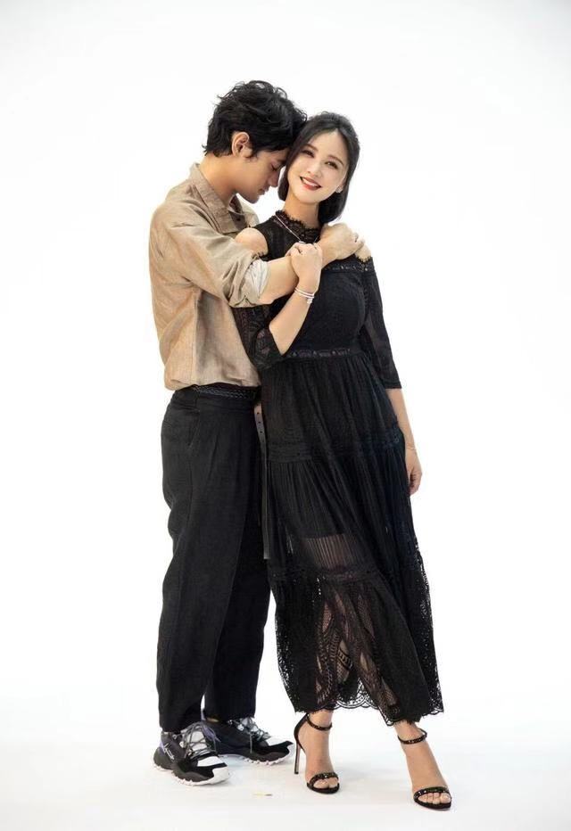 林志玲|张歆艺一家三口走机场!全程抱儿子体型比老公壮,儿子留长发太萌