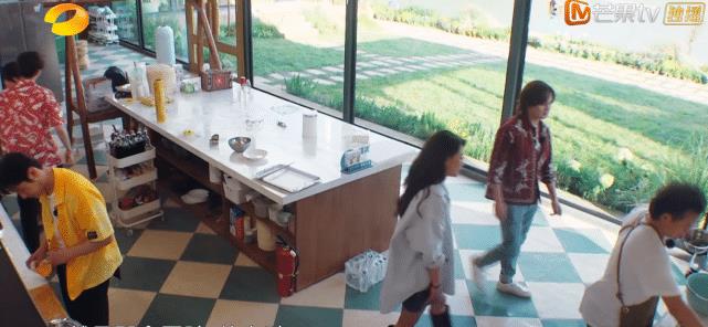 殷桃|殷桃第一次参加综艺节目，一身名牌跟秦海璐和赵丽颖比起来，简直就是小巫见大巫