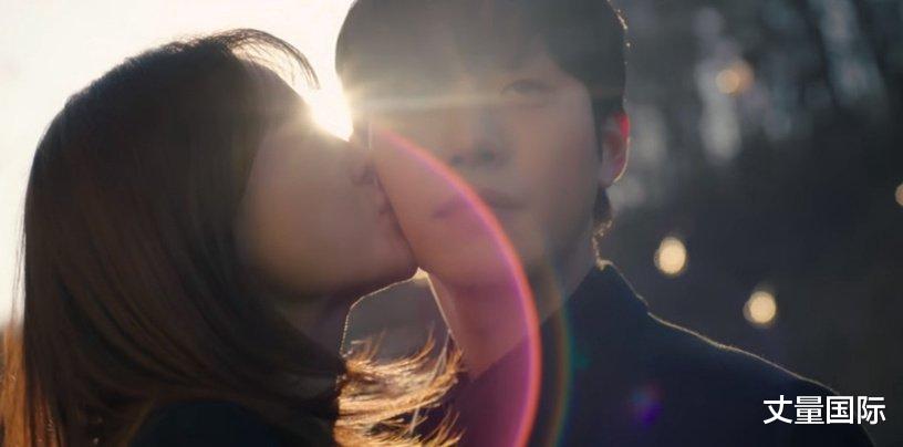 社内相亲|《社内相亲》正片「剪掉没播」5个剧情！这幕吻戏原本还有抱抱？