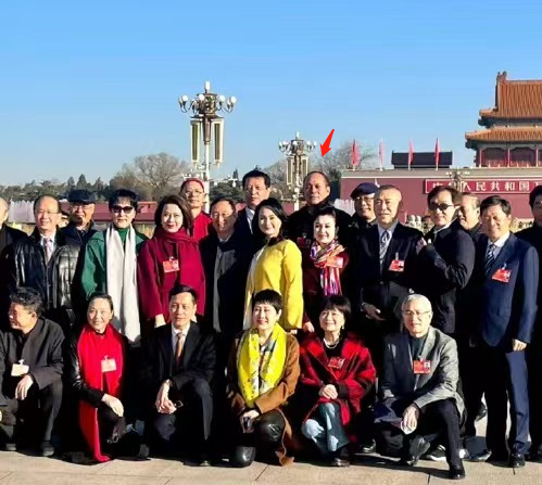 张凯丽|老戏骨出席会议！张光北罕露面，张凯丽皮裤吸睛，成龙低调站角落