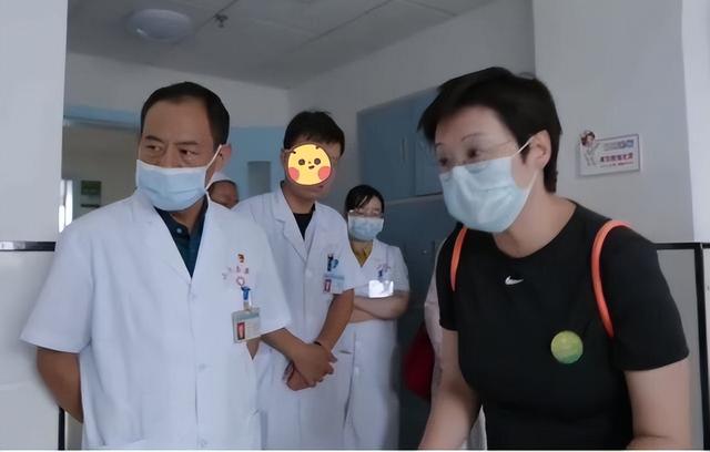 穿衣搭配 袁立穿一身黑，漂亮吗