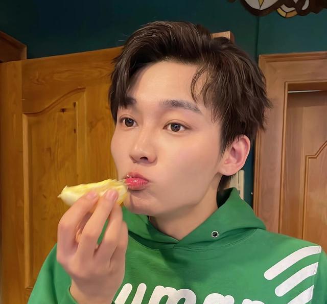 刘怡潼|又一男星被曝圈内选妃,无缝衔接多位女友,粉丝晒证据骂其海王