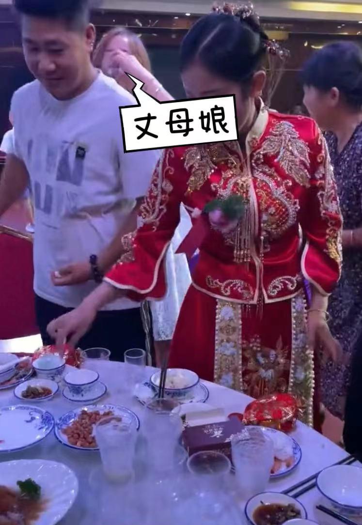 婚礼现场新郎被灌酒,新娘心疼将酒端走,随后丈母娘一个举动亮了