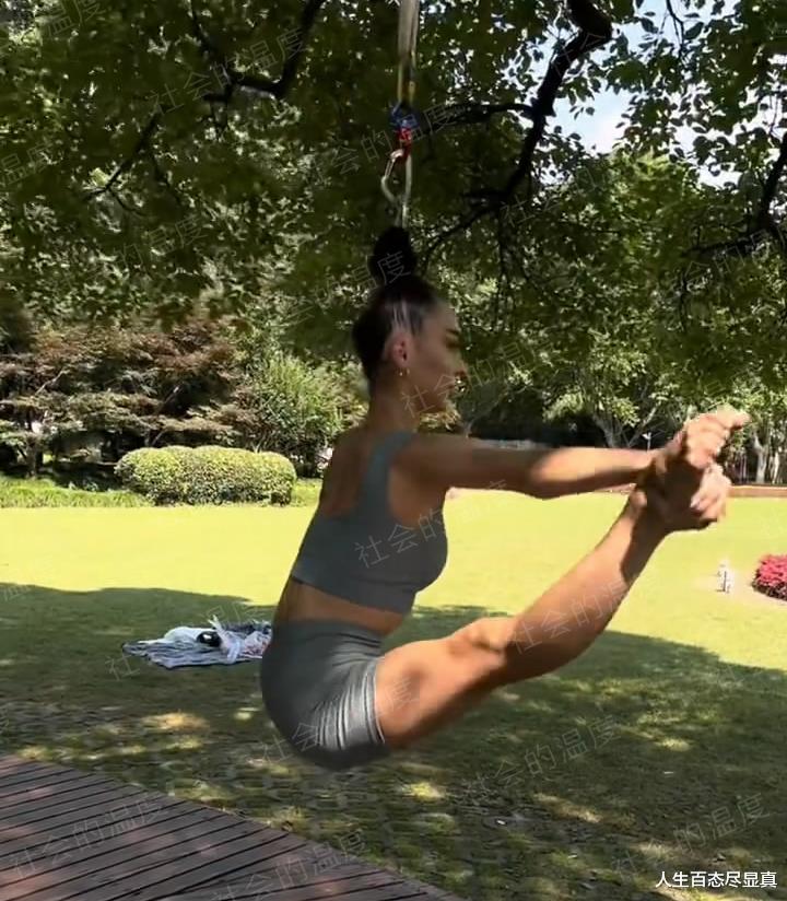 上海：女子吊着头发锻炼，大爷看得目不转睛，大妈喊他却充耳不闻