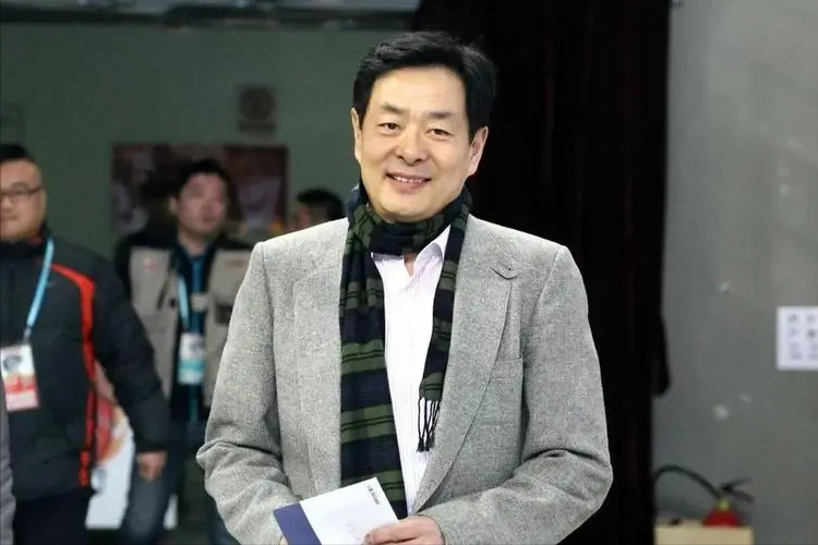 宫雪花|73岁宫雪花回应不曾追过濮存晰,称追求者排十几条街,只欣赏对方