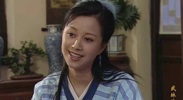 倪虹洁|43岁倪虹洁回老家陪父母，短发造型似少女，与亲戚合影亲切无架子