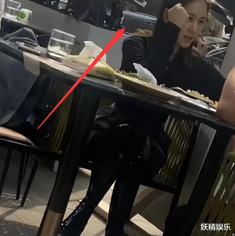 王子文|曝王子文与吴永恩带家人游香山！两人和好友街边吃饭被拍，超甜蜜