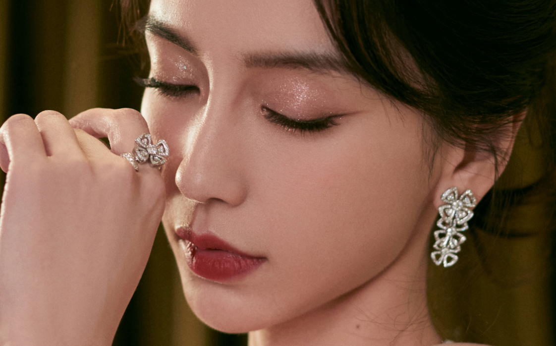 春晚|Baby戴百万珠宝主持春晚！脖子一根项链70万，身材太瘦锁骨凹陷明显