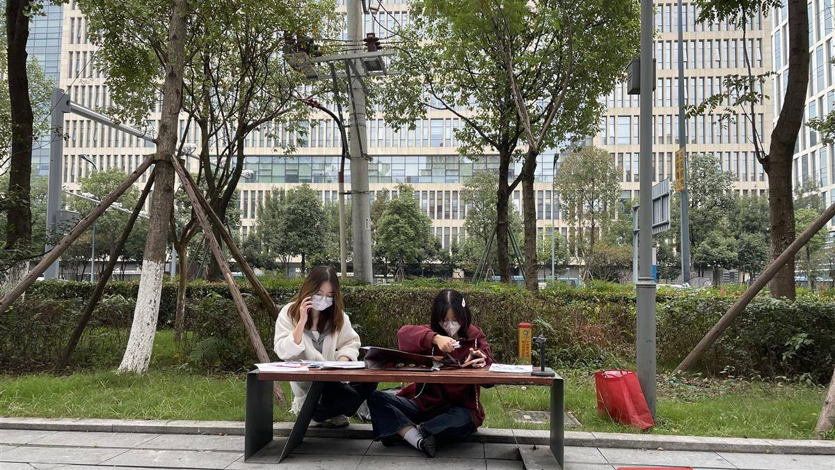 00后姐妹沦落街头直播，背后原因竟是：救血癌母亲，盼筹齐骨髓移植费 ！