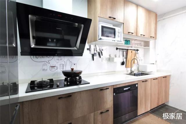 这个家足够令人放松，干净大方，没有电视背景墙却依旧魅力四射