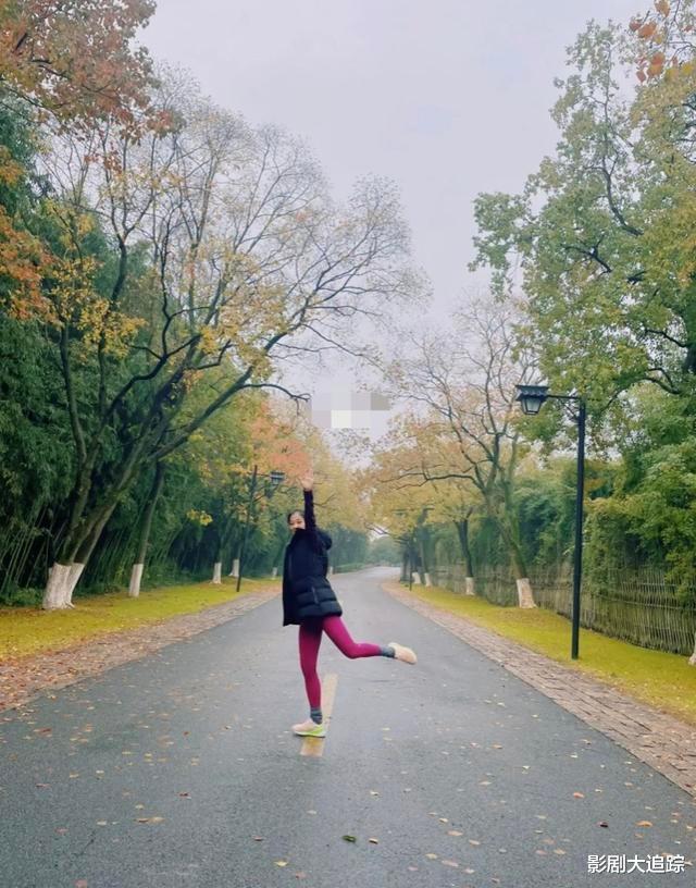 大张伟|47岁梅婷晒近照!扎马尾穿羽绒服梦回毕业季,学宣传照搞怪真调皮