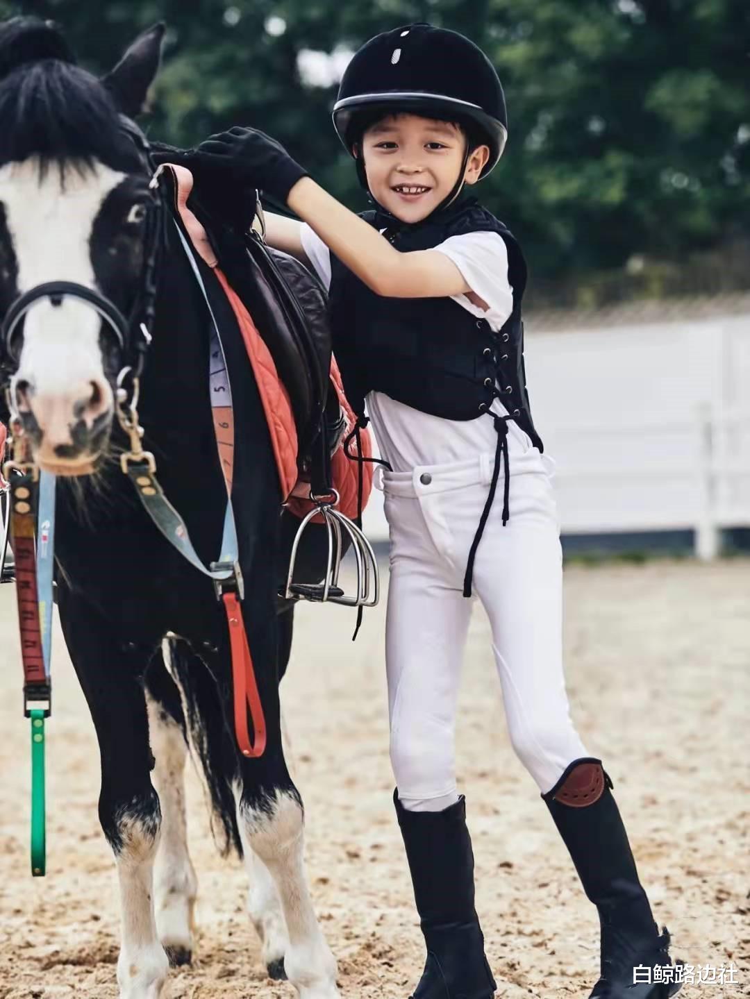 大麟子|邓莎8岁儿子骑马！大麟子马术娴熟气质酷，五官和妈妈似复制粘贴