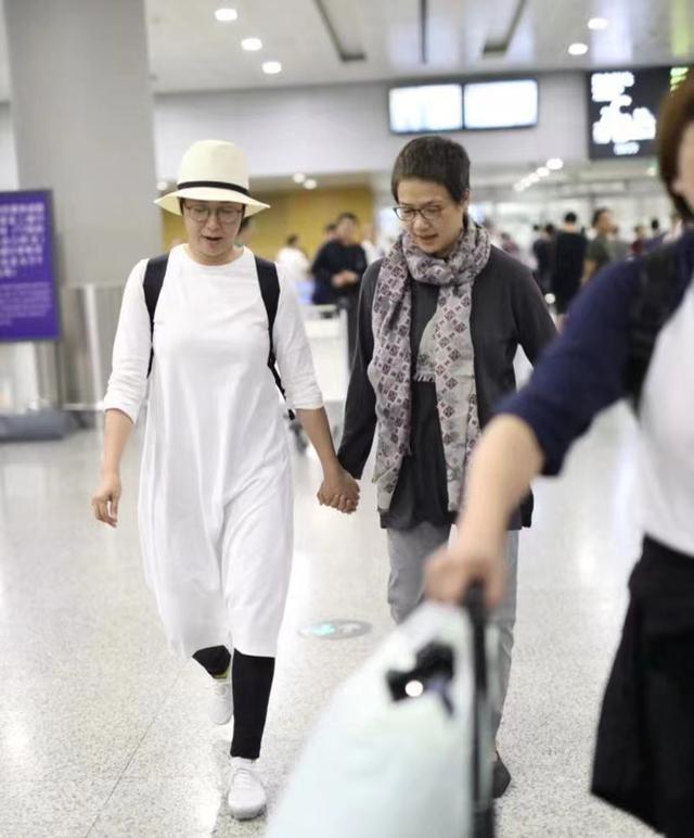 穿衣搭配|蒋雯丽与姐姐牵手现身机场,两人长得真像,穿搭却暴露年龄差