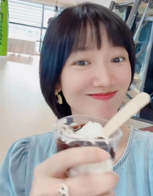 主持人|40岁美女主持人官宣结婚怀孕！挺大肚子吃冰淇淋，老公身份太神秘