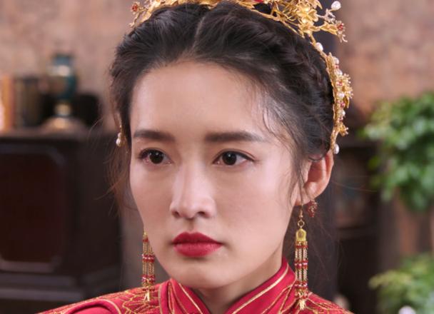 李沁|《请君》开播，32岁李沁演霸道少女土匪，被质疑用力过猛还装嫩