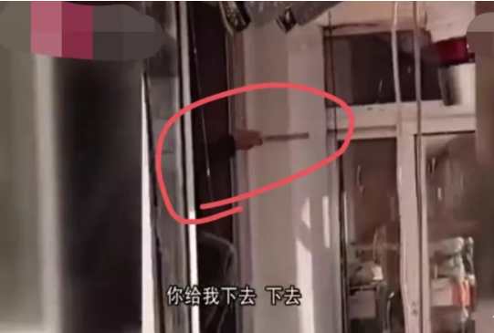 山东，青岛。蒙师傅在为一栋居民楼粉刷外墙时，突然从三楼窗户里伸出两把菜刀砍向他和他拴着的安全绳
