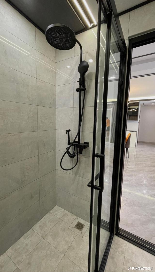 128平现代轻奢风格，时尚与高级感并存，悬空电视背景墙太抢眼了