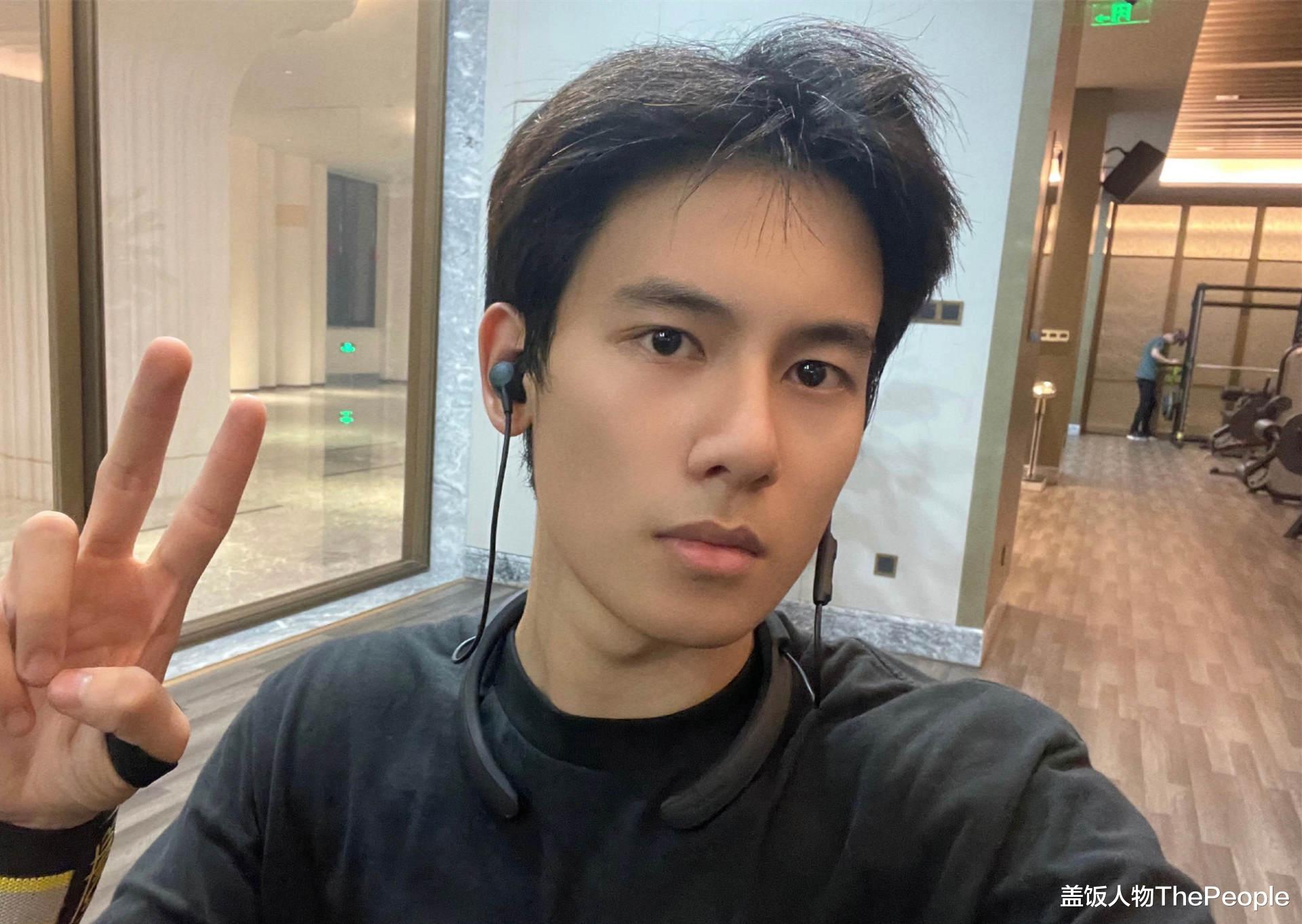 许佳琪|男星割双眼皮是分水岭？成龙周星驰提颜值，陈浩民眼皮能夹死苍蝇