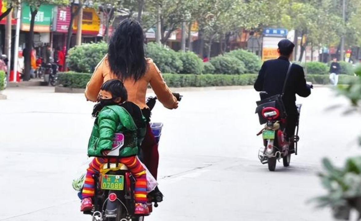 电动车|电动车载人或被罚款,送孩子上学怎么办?新国标发布后如何应对?