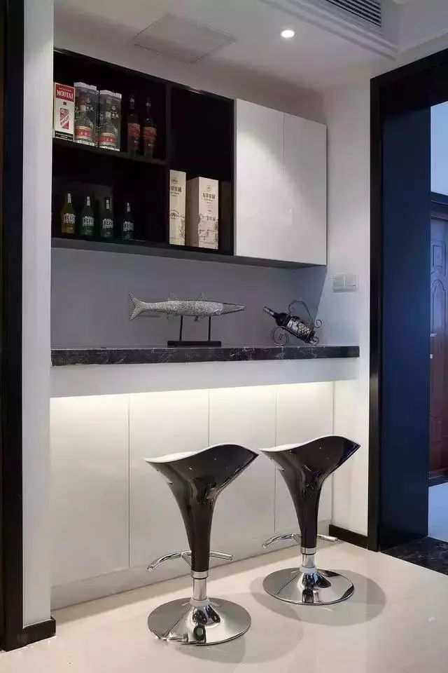 老公坚持新房简单装，全屋只刷大白墙，谁想比精装邻居家漂亮多了