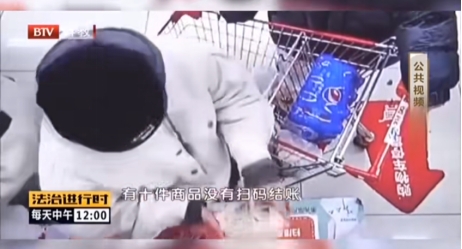 三名年轻女子把超市当自助,想吃啥拿啥,不结账就走人