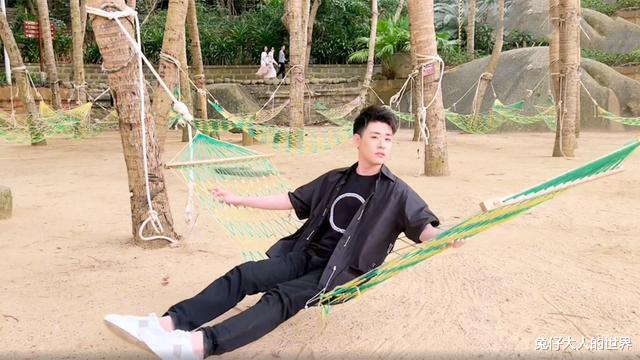 张云雷|德云社张云雷发Vlog,孟鹤堂送来迟到的生日祝福,二爷回复真暖心