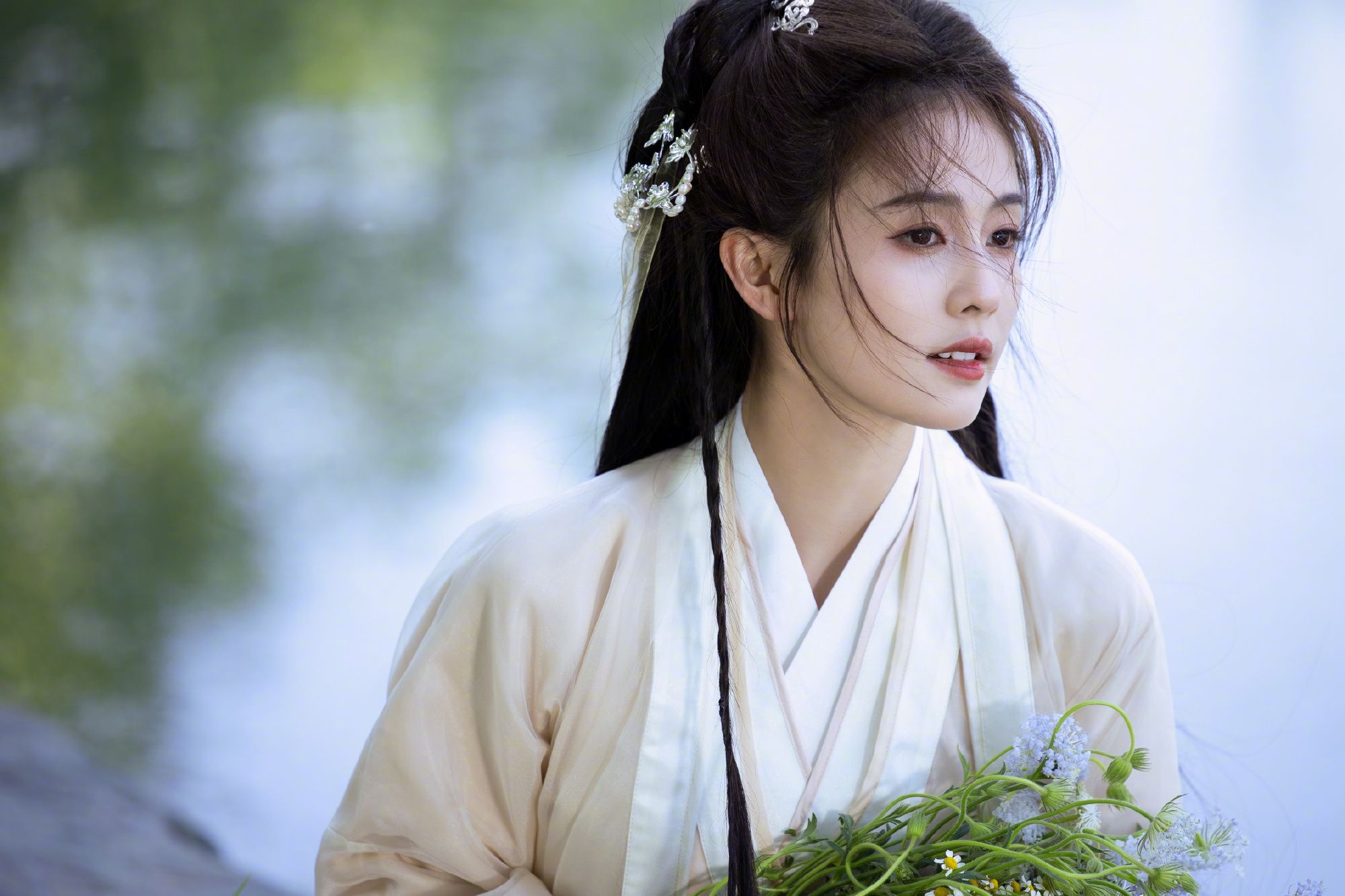 白梦妍|白鹿是仙女下凡吧?穿古装拍古风写真,置身湖边宛如温柔大小姐