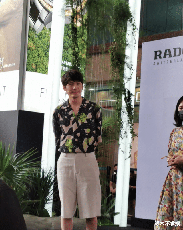 白宇|183cm白宇现实中状态如何？看到生图，网友：这穿搭我看不懂