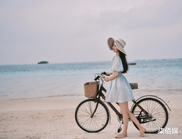 佟丽娅|佟丽娅春节陷整容质疑，晒九宫格美照，沙滩上骑车颜值气质均在线