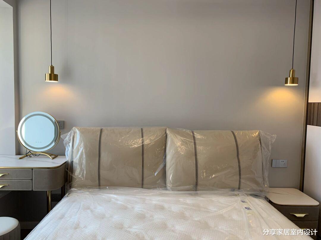 第一次装修新房，全屋坚持选择木地板，电视墙打满柜子非常实用！