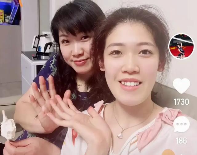 李盈莹|22岁生日快乐！世界冠军李盈莹感动落泪，国家队给她庆祝生日！