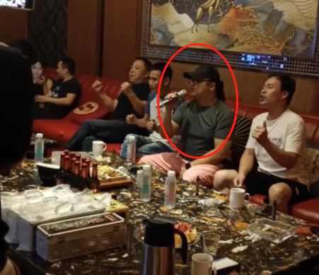 刘晓庆|58岁刘欢现身饭局聚会被拍，身形壮硕穿戴名牌，就吃两盘菜不讲究